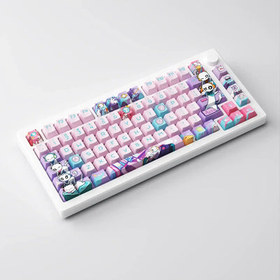 Klawiatura mechaniczna z pastelowymi keycapami i motywem anime, kolorowe postacie na przyciskach.