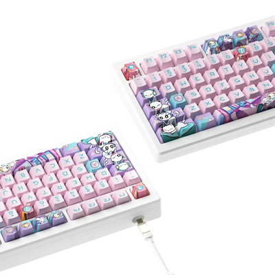 Biała klawiatura mechaniczna z różowo-fioletowymi keycapami ozdobionymi motywami kotów i postaci anime