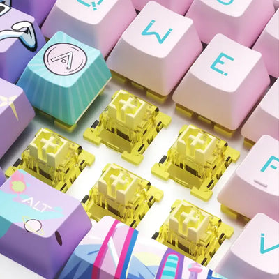 Kolorowe keycapy i żółte switche mechaniczne do klawiatury, akcesoria desk setup