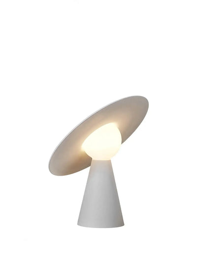 Minimalistyczna biała ceramiczna lampa stołowa o nowoczesnym designie, idealna na biurko.