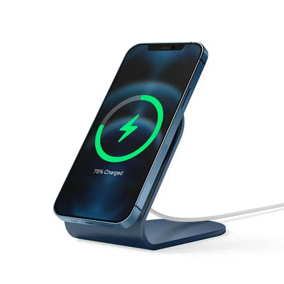 Stacja dokująca z ładowarką indukcyjną, smartfon w trakcie ładowania, akcesoria biurowe