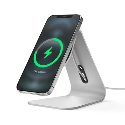 Aluminiowy stojak na biurko z ładowarką indukcyjną i smartfonem podczas ładowania