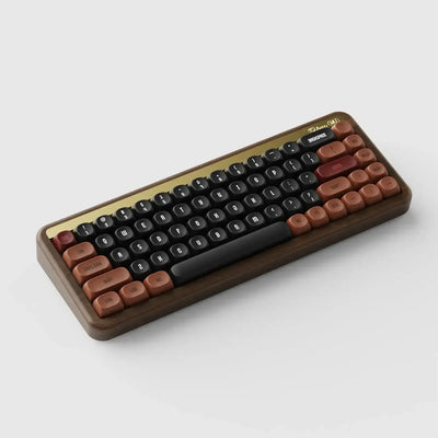 Stylowa klawiatura mechaniczna w jesiennych kolorach, brązowo-czarne keycapy, drewniana obudowa.