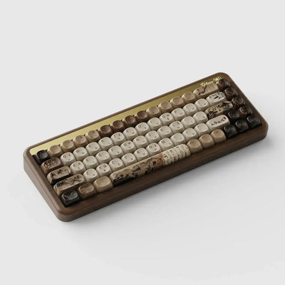 Mechaniczna klawiatura retro z drewnianą ramą i artystycznymi keycapami w stylu orientalnym.