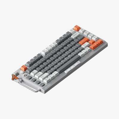 Klawiatura mechaniczna w odcieniach szarości z pomarańczowymi klawiszami, nowoczesny design