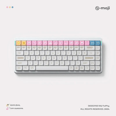 Klawiatura mechaniczna z białymi i kolorowymi keycapami emoji, idealna do desk setupu.
