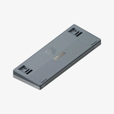 Spód mechanicznej klawiatury z podstawkami, szara obudowa, minimalistyczny design