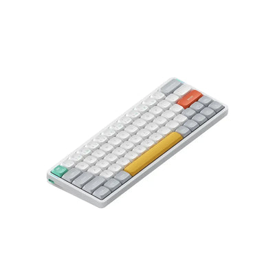 Kolorowa klawiatura mechaniczna 65% z białymi, szarymi i żółtymi keycapami, minimalistyczny design