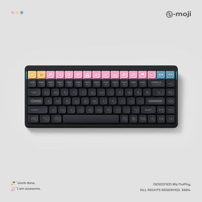 Czarna klawiatura mechaniczna z kolorowymi keycapami emoji, nowoczesny design do biura.