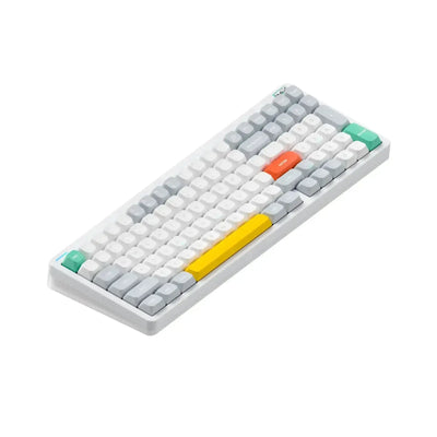 Klawiatura mechaniczna z kolorowymi keycapami na białym tle, idealna do biura