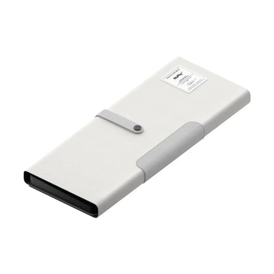 Białe etui na klawiaturę mechaniczną, minimalistyczny design, akcesoria biurowe