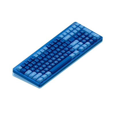 Niebieska klawiatura mechaniczna z podświetleniem RGB na białym tle