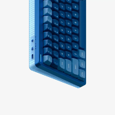 Niebieska klawiatura mechaniczna z widocznymi keycapami i portami USB, nowoczesny design.
