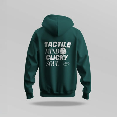 Ciemnozielona bluza z kapturem, nadruk TACTILE MIND CLICKY SOUL, temat klawiatur mechanicznych.