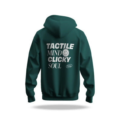 Zielona bluza z kapturem, napis Tactile Mind Clicky Soul na plecach, styl biurowy.