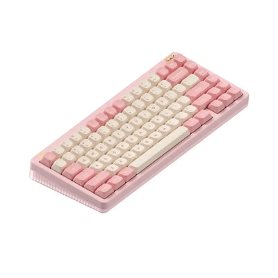 Różowa klawiatura mechaniczna z białymi i różowymi keycapami na białym tle