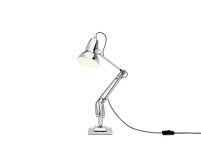 Chromowana lampa biurkowa na przegubowym ramieniu z czarno-białym przewodem, nowoczesny design