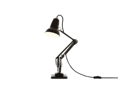 Czarna biurkowa lampa z regulowanym ramieniem, idealna do home office i desk setupu.
