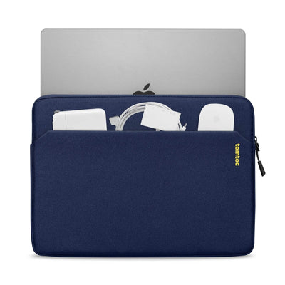 Granatowe etui na laptopa z akcesoriami biurowymi: myszka, ładowarka, przewody.