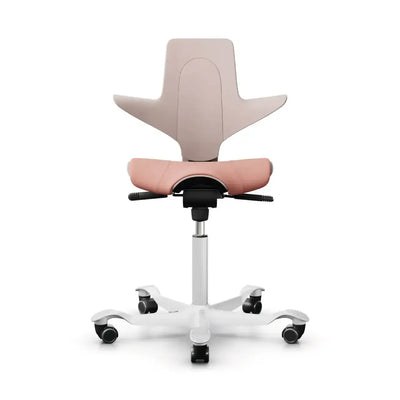 Różowe ergonomiczne krzesło biurowe z podłokietnikami na kółkach, nowoczesny design.