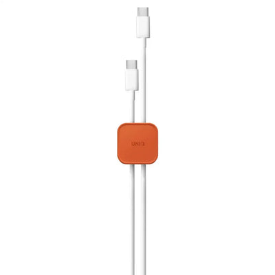 Biały kabel USB-C z pomarańczowym organizerem do biura, akcesorium do home office.
