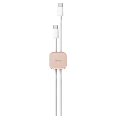 Różowy organizer kabli z dwoma białymi przewodami USB-C na białym tle