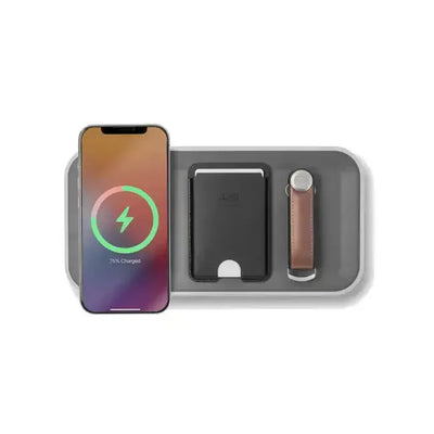 Przenośny organizer biurowy z ładowarką bezprzewodową, portfelem i brelokiem na biurku