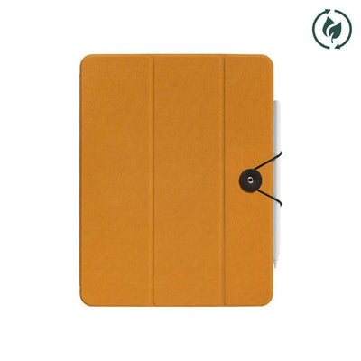 Ekologiczne etui na iPad w kolorze kraft z ołówkiem i symbolem recyklingu w rogu