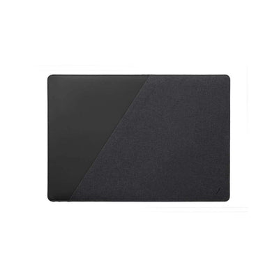 Czarna, nowoczesna mata biurkowa do laptopa, minimalistyczny design, akcesorium do biura.