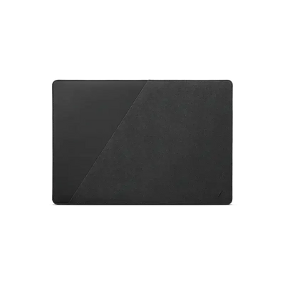 Czarna smukła obudowa na MacBooka, minimalistyczny design, akcesorium biurowe