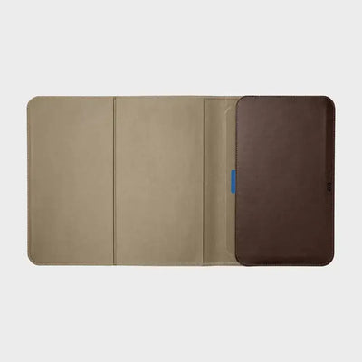 Etui na laptopa 16 cali, brązowo-beżowe, otwarte, minimalistyczny design, akcesorium biurowe