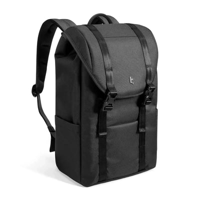 Czarny plecak miejski na laptopa z klamrami, minimalistyczny design, akcesoria biurowe