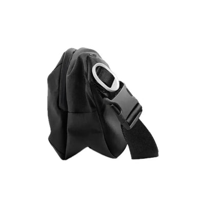 Czarna torba urban sling z paskiem, minimalistyczny design, widok z boku