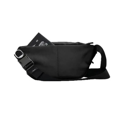 Czarna torba na ramię typu sling bag z kieszenią, minimalistyczny design