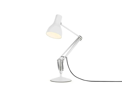 Biała lampa biurkowa z regulowanym ramieniem, idealna do nowoczesnego stanowiska pracy