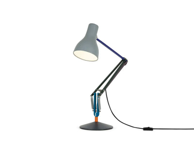 Designerska lampka biurkowa z regulowanym ramieniem, wielokolorowa, na białym tle