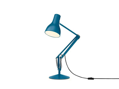 Niebieska lampa biurkowa z regulowanym ramieniem, idealna do domowego biura.