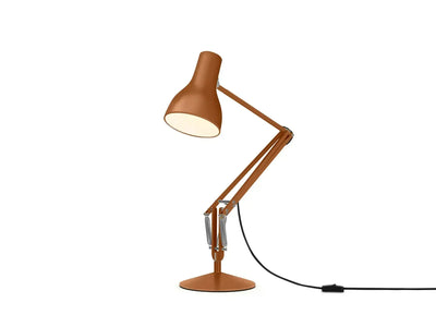 Brązowa lampka biurkowa z regulowanym ramieniem, idealna do nowoczesnego biura home office