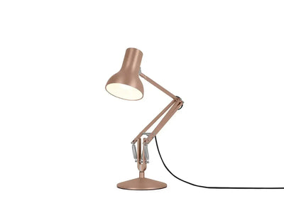 Biurkowa lampa typu mini w kolorze miedzianym na sprężynowym ramieniu, idealna do home office