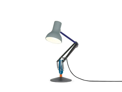 kolorowa lampka biurkowa typu anglepoise, idealna do nowoczesnego home office