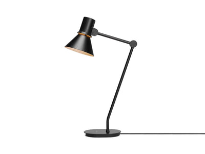 Czarna matowa lampa biurkowa typu industrialnego, idealna do home office i desk setupu