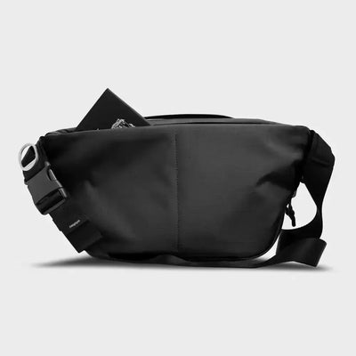 Czarna torba na ramię z regulowanym paskiem, minimalistyczny design, organizer biurowy.