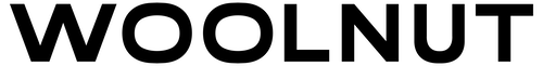 Czarno-białe minimalistyczne logo WOOLNUT, idealne do akcesoriów biurowych
