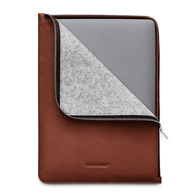 Brązowe etui skórzane na MacBook 14 cali z zamkiem błyskawicznym, widoczne wnętrze z filcem.