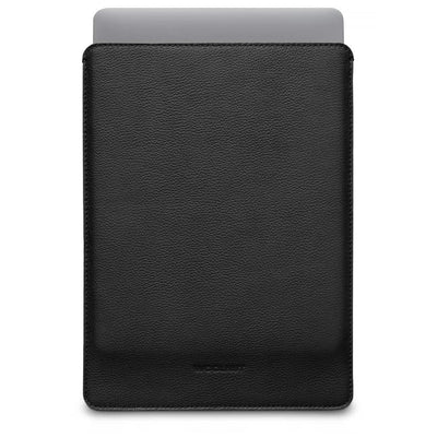Czarne etui na MacBook Pro 14 z naturalnej skóry, minimalistyczny design.