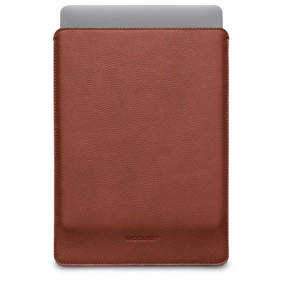 Brązowe etui skórzane na MacBook Pro 14, minimalistyczny design, akcesoria biurowe