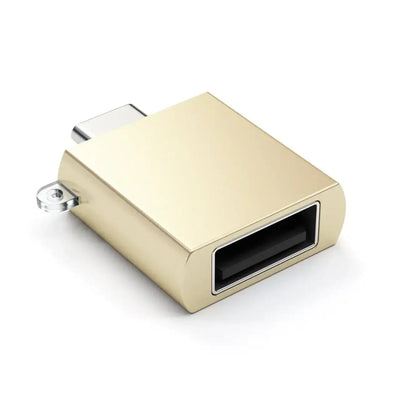 Złoty adapter aluminiowy USB-C do USB-A, minimalistyczny design, akcesorium biurowe