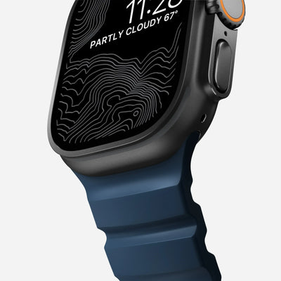 Zbliżenie na smartwatch z granatowym paskiem do Apple Watch 46mm 49mm