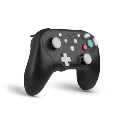 czarny bezprzewodowy gamepad Retro Fighters do konsoli, widok z boku na białym tle