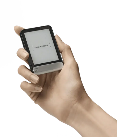 Nowoczesny czytnik elektroniczny e-ink grafitowy trzymany w dłoni, napis TRUST YOURSELF